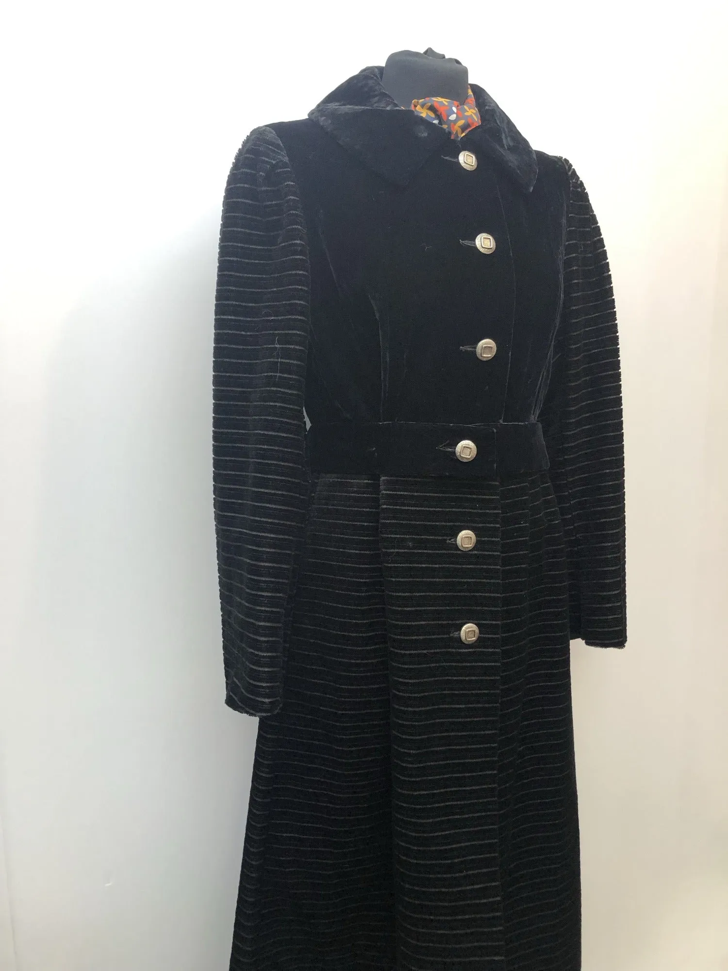 1960s Velvet Coat in Black - Size 12-14