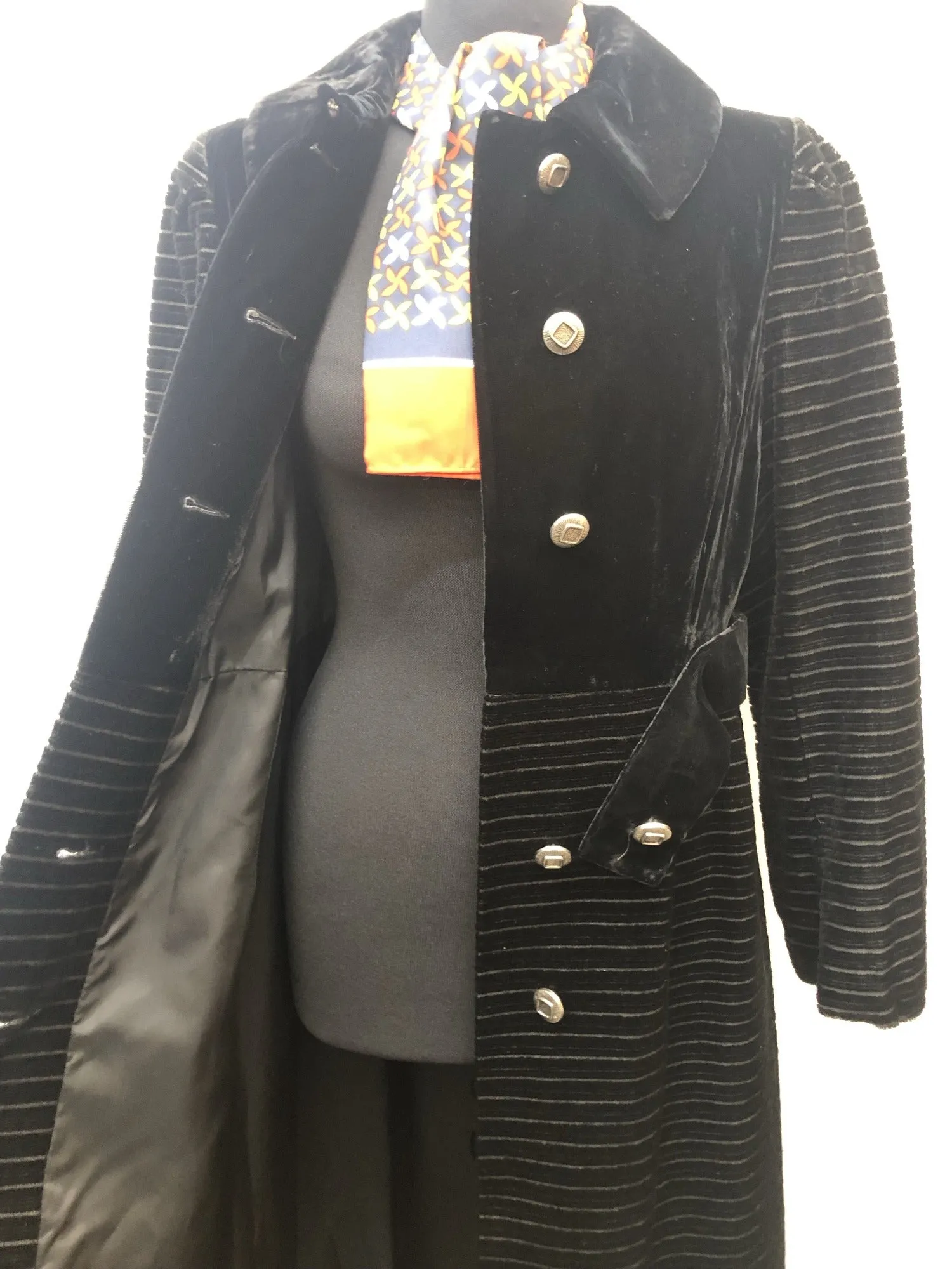 1960s Velvet Coat in Black - Size 12-14