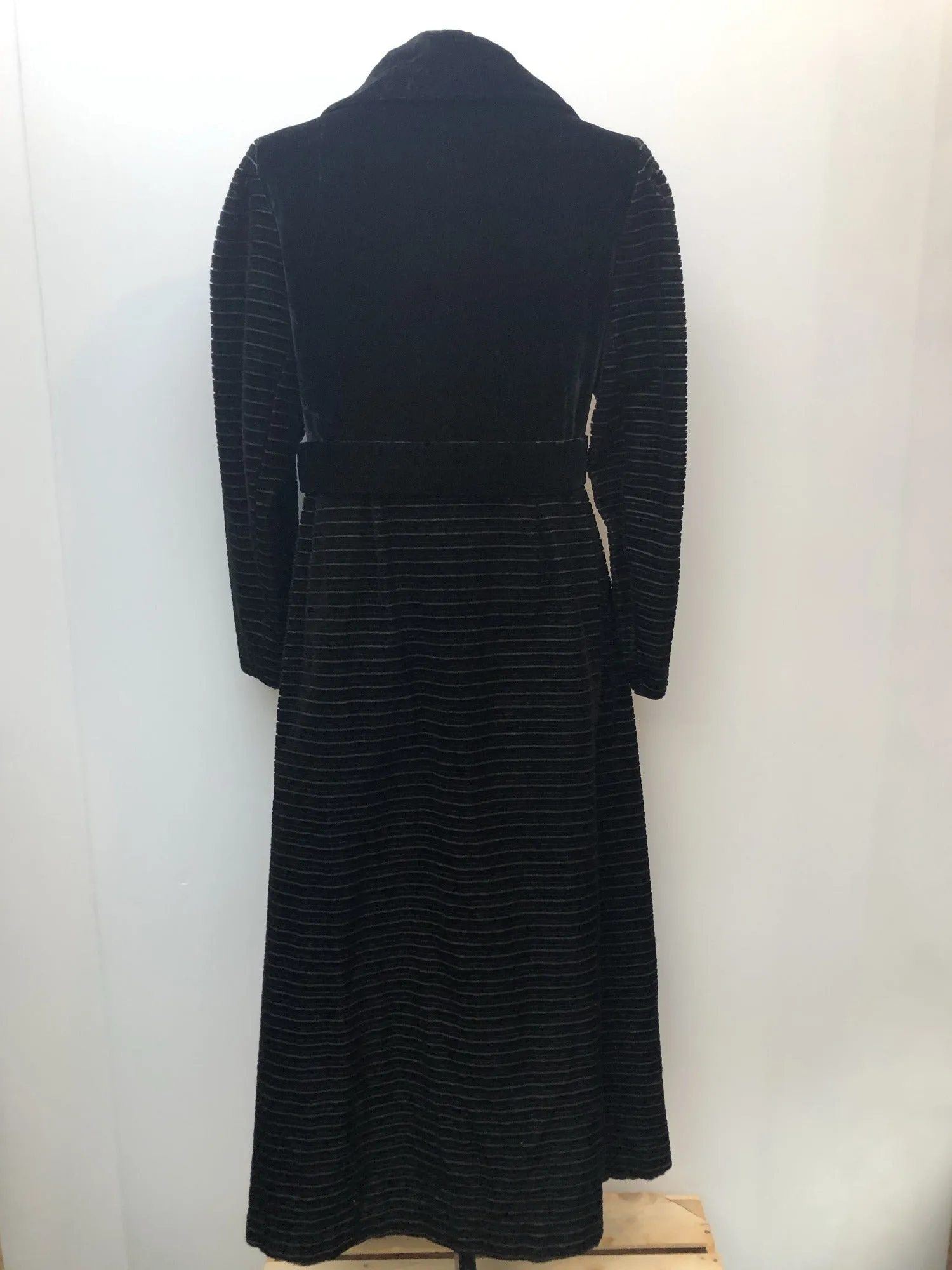 1960s Velvet Coat in Black - Size 12-14