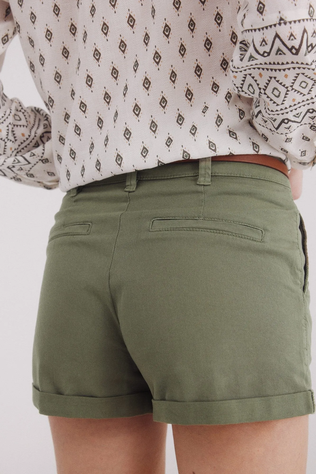 Chinos shorts with belt