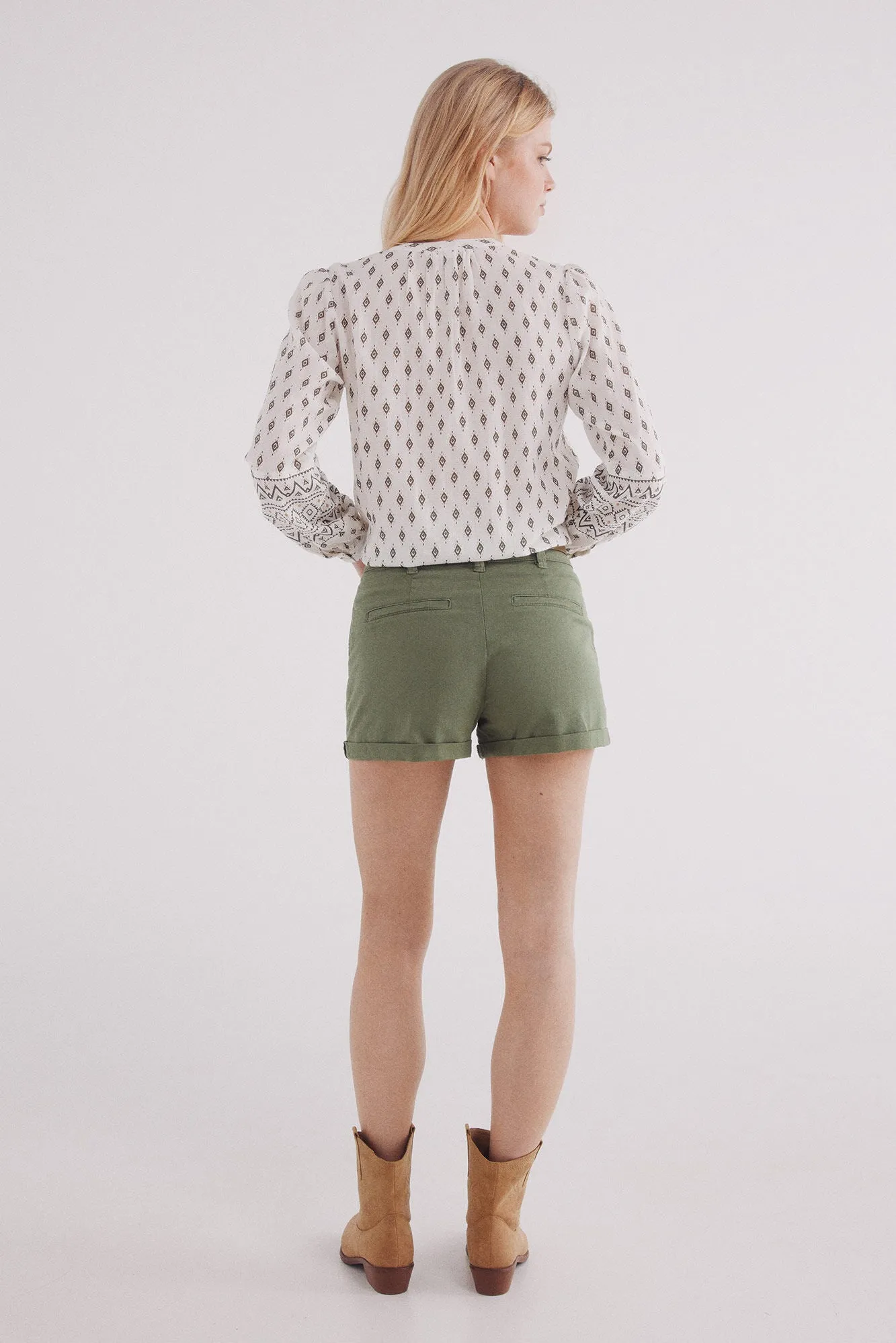 Chinos shorts with belt