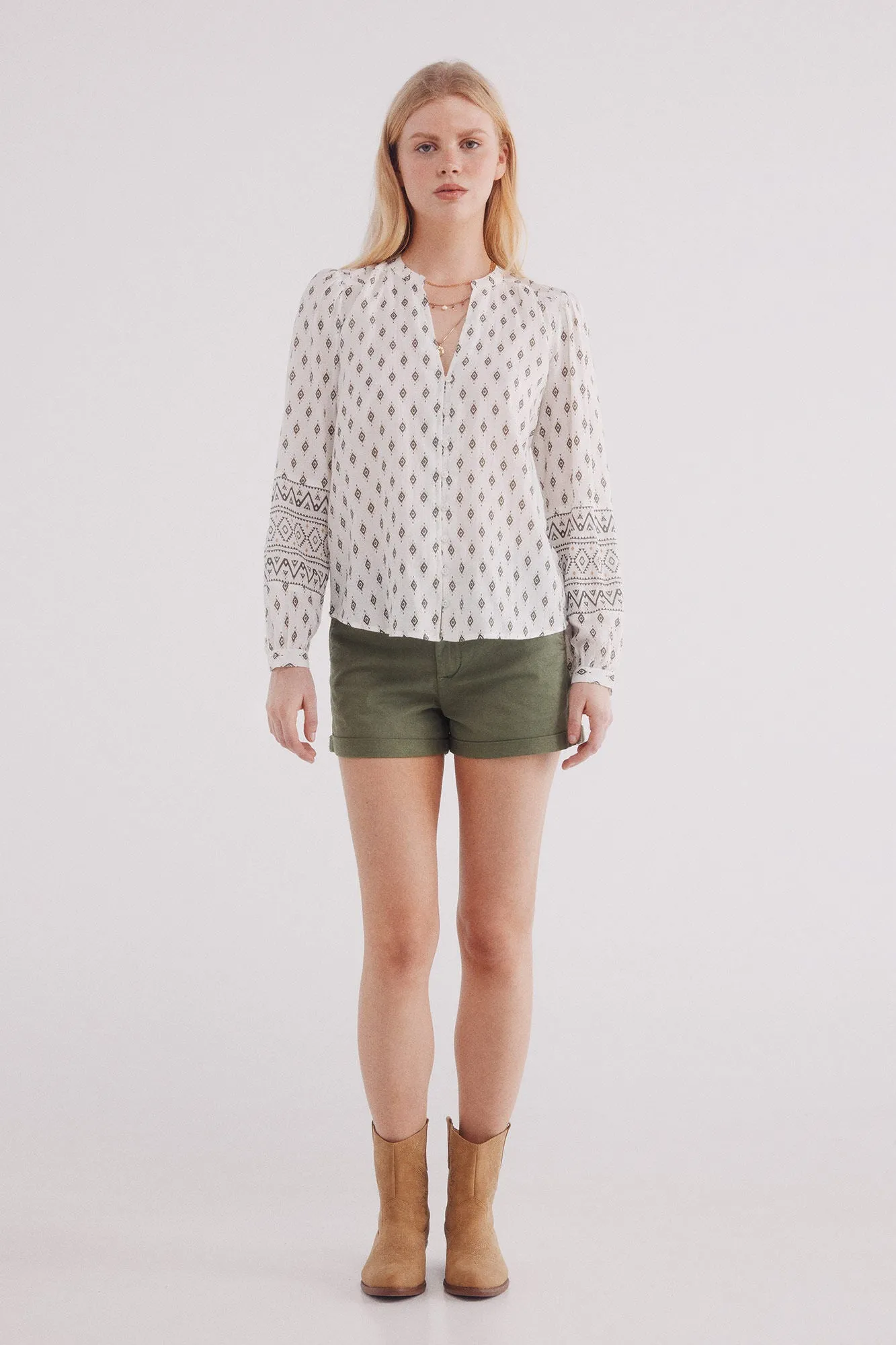 Chinos shorts with belt